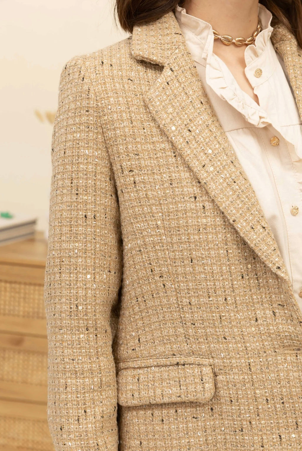 Blazer en tweed beige à boutons dorés