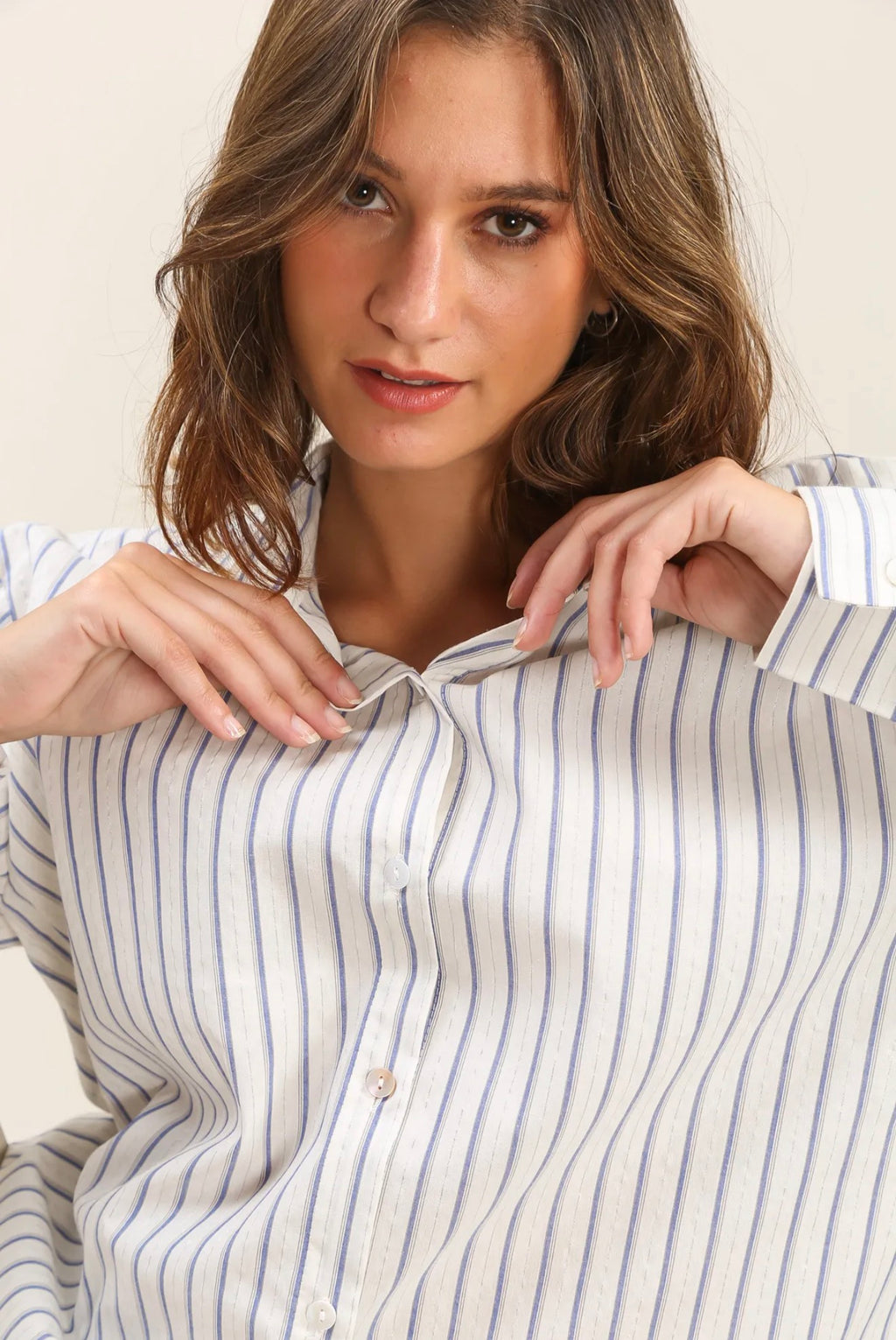 Chemise en coton à rayures bleues et plumetis