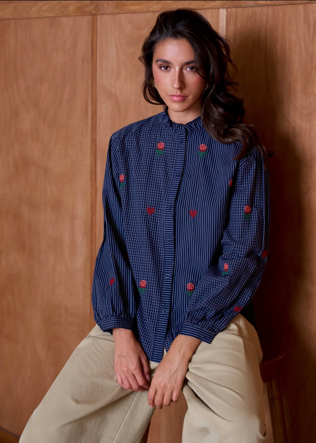 Chemise bimatière à rayures et carreaux avec broderies de roses