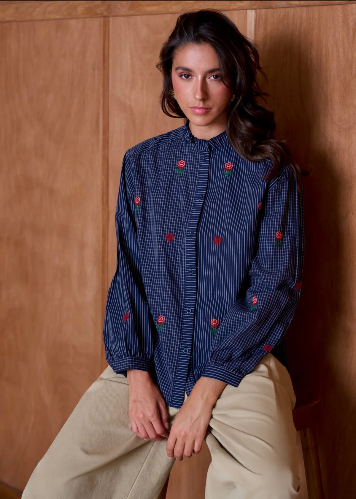 Chemise bimatière à rayures et carreaux avec broderies de roses